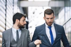 Twee zakenmannen in gesprek tijdens het lopen